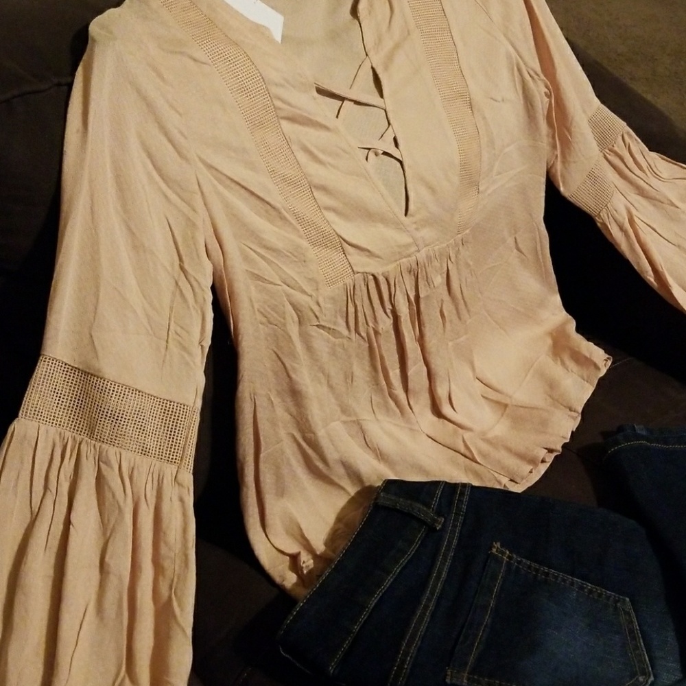 🦋Bell🦋 Sleeve V-Neck Ruffle Top - Picture 3 of 6